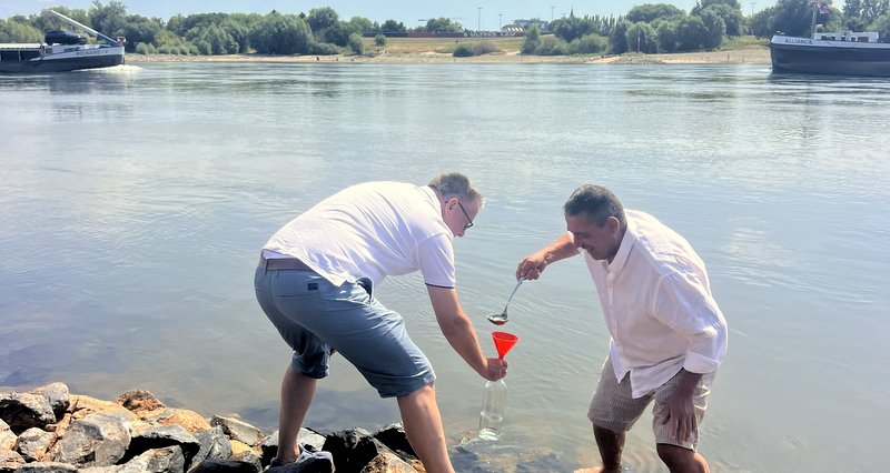 Torsten Günzel und Hans-Georg Döring beim Abfüllen von Rheinwasser