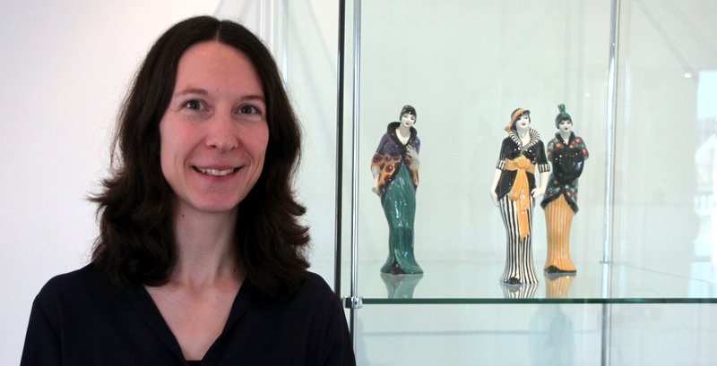 Pauline Lüneburger-Guimaraes vom Kreismuseum neben den „Modedamen“