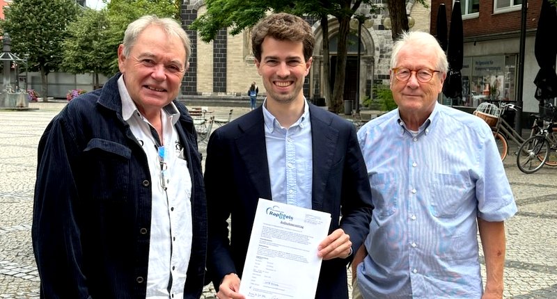 Begrüßten das neue Mitglied, von links: Ekkehard Seegers, Carl-Philipp Sassenrath und Herbert Krosch