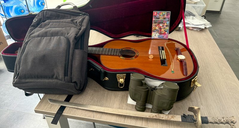 Im September kommen unter anderem eine hochwertige Gitarre, ein E-Scooter und ein Fernglas unter den Hammer