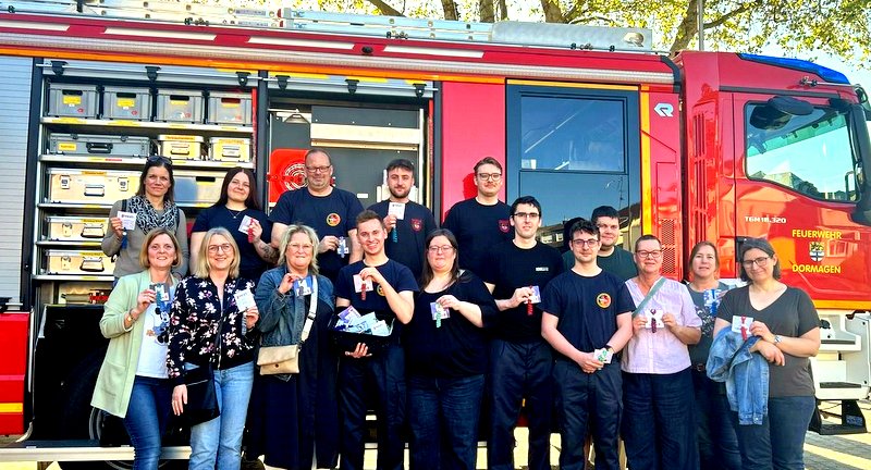 Dormagen: Auch die Feuerwehr in Hackenbroich erhielt die kleinen Glückswürmchen