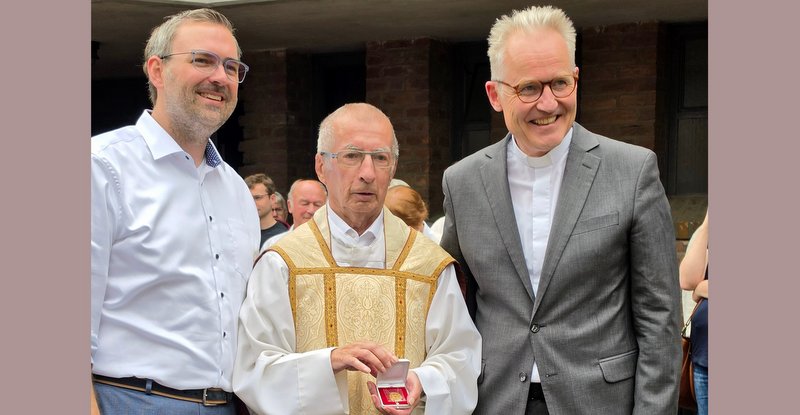 Erik Lierenfeld und Pfarrer Heribert Lennartz verliehen Peter-Mario Werner die Goldene Münze der Stadt Dormagen