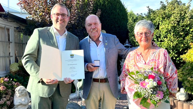 Wilfried Rheinfurth mit Lebensgefährtin Gisela Wimmer bei der Verleihung der Goldenen Münze durch Bürgermeister Erik Lierenfeld 