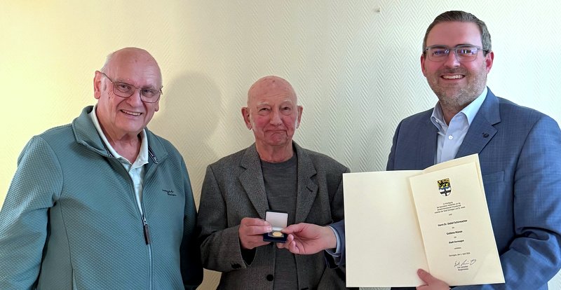 Bei der Verleihung der Goldenen Münze, von links: Helmut Hassels, Detlef Schirmacher und Erik Lierenfeld