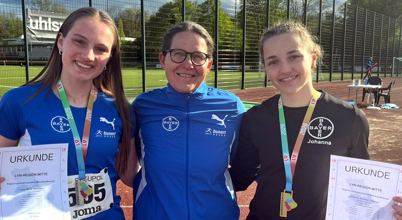 Trainerin Ulrike Wölm (Mitte) freute sich zusammen mit Lena Hartstein (links) und Isabella Katharina Libertus