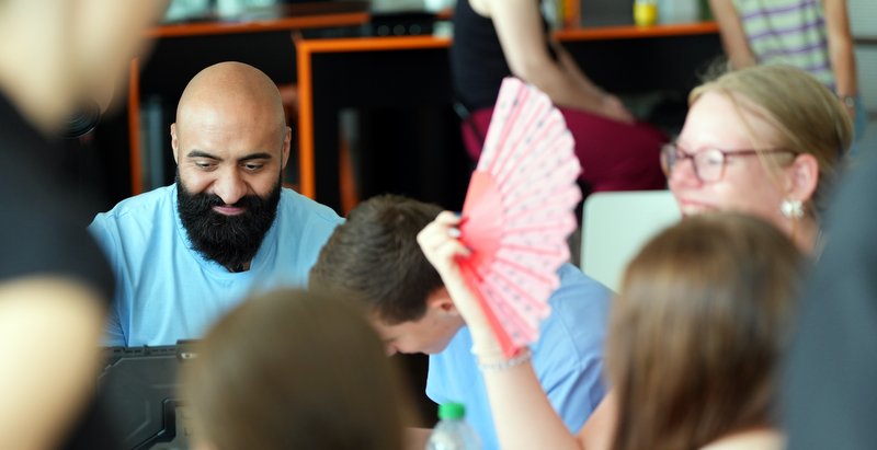Dormagen: Der prominente Influencer und Altenpfleger Rashid Hamid war auch an dem Projekt beteiligt