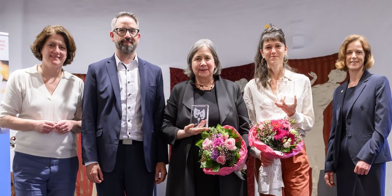 Gruppenbild mit Mann bei der Preisverleihung, von links: Katharina Reinhold, Dirk Klasen, Helga Bürster, Sarah Spale und Dr. Christina Gallo
