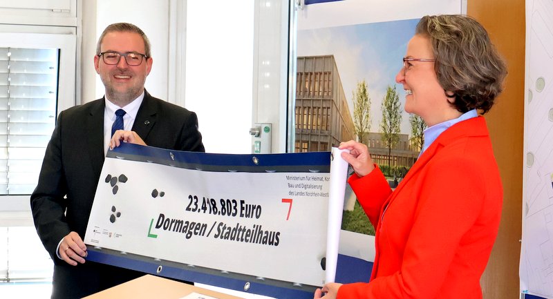 Ministerin Ina Scharrenberg und Bürgermeister Erik Lierenfeld präsentierten heute das Banner mit der bedeutenden Förderung