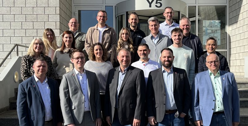 Dormagen: Das 19-köpfige Betriebsratsgremium mit dem Vorsitzenden Marco Hucklenbroich (unten links) vor dem Bürogebäude Y5