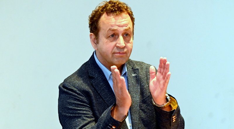 Festakt zur Verabschiedung in den Ruhestand - Dirk Jünger spendet dem Auditorium im Neusser Pfarrzentrum Hl. Dreikönige Applaus
