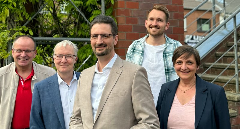 Landtagskandidat Mathias Junggeburth (Mitte) mit den Stadtverbandvorsitzenden Norbert John (Jüchen), Carsten Müller (Dormagen), Philip Bolz (Grevenbroich) und Annette Greiner (Rommerskirchen)