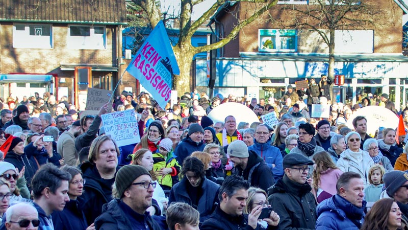 Wie hier bei einer Demo 2024 setzt Dormagen klare Zeichen für Vielfalt und Respekt