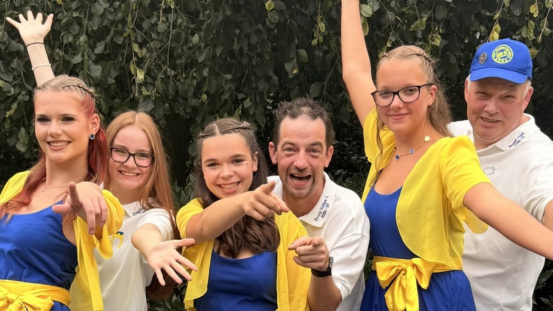 Nur noch zwei Monate bis zur Proklamation der designierten Tollitäten, von links: Emily Arntz, Julia Schumacher, Emilia Gaebel, Volker Schumacher, Laura Nolting und Peter Müller
