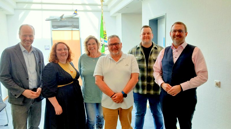 Ziehen ein positives Fazit, von links: Amtsleiter Mike Wetzel, Hannah Goltsche (Kita Salvatorstraße), Claudia Niggemeyer (Kita Dantestraße), Thomas Rütten (Abteilungsleiter Tagesbetreuung für Kinder), Maximilian Bonaventura (Leiter Kita Dantestraße) und Bürgermeister Erik Lierenfeld