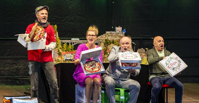 Dormagen: Das Comedy-Ensemble Kom(m)ödchen mit Susanne Pätzold, Heiko Seidel, Martin Maier-Bode und Massimo Tuveri begeisterte das Zonser Publikum