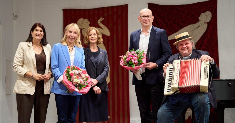 Auf der Bühne, von links: Sandra Lohr, Cassia Kürten, Dr. Christina Gallo, Norbert Minwegen und Thomas Cüpper