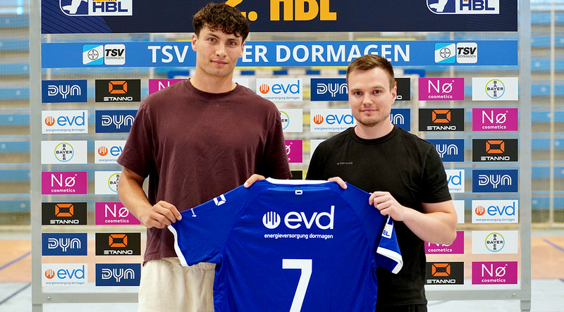 Krischa Leis verlängerte jetzt vorzeitig bis 2028, darüber freut sich auch sein Trainer Julian Bauer (rechts)