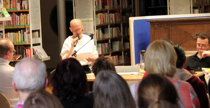 Ines Maria Wallraff las in der Stadtbibliothek aus ihrem Buch Not My Deadline