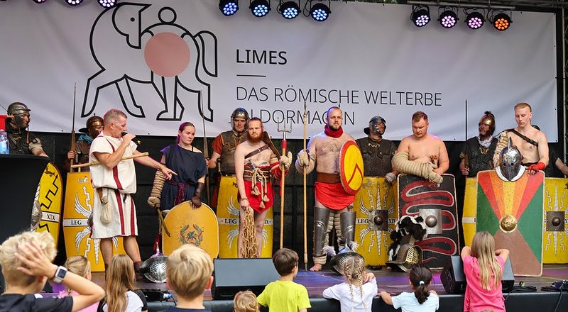 Einige der sehr vielen Highlights des Michaelismarktes - mit informativen Gesprächen auf der Bühne, Geschmacksproben, Tänzen, Musik und Kämpfen im Sand