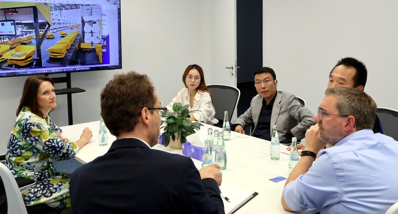 Firmenbesuch bei YQN mit Franziska Gräfe, Gaofeng Ren (Ryan),Vertriebsleiter YQN, Michael Bison, Shihao Zhou (Cash), CEO der YQN Gruppe, Erik Lierenfeld und Chengyan Yu (Lucia), Assistentin des CEO YQN