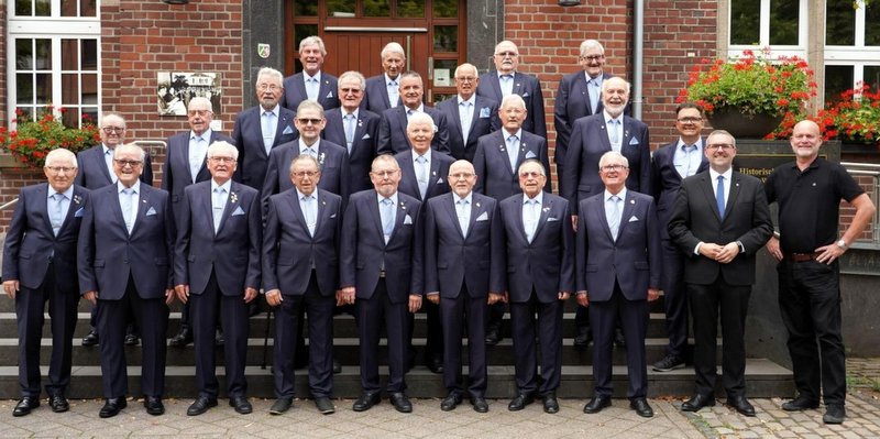 Aus besonderem Anlass entstand das Foto des Chores mit einem Gast: Bürgermeister Erik Lierenfeld hat die Schirmherrschaft anlässlich des 100-jährigen Jubiläums im nächsten Jahr übernommen