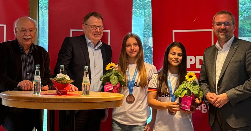Ehrung vor der Podiumsdiskussion, von links: Moderator Detlev Zenk, Kölns OB Torsten Burmester, die erfolgreichen Ringerinnen Lea Lingscheidt und Madina Bayramova sowie Bürgermeister Erik Lierenfeld