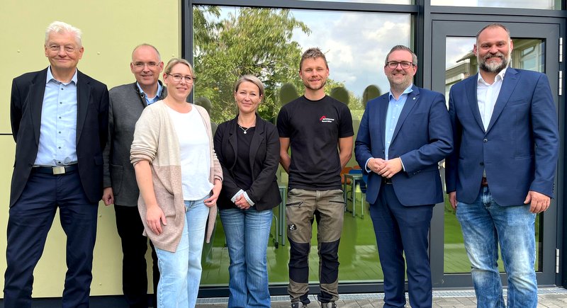 Vor der neuen Mensa, von links: Uwe Heidel (WORADO), Thomas May (Leiter Regenbogenschule), Heike Nordhoff, Kerstin Reinhold (beide OGS), Manuel Müller (ZimmermannHaus), Erik Lierenfeld und Peter Bellinger (ZimmermannHaus)