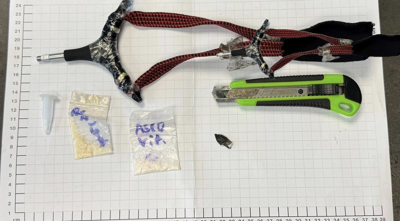 Die Polizisten fanden neben einem Cuttermesser auch Betäubungsmittel und einen selbstgebauten Totschläger