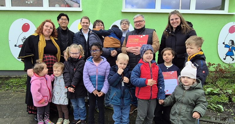 Das Experimentieren mit den Instrumenten und das gemeinsame Singen macht den Kindern großen Spaß