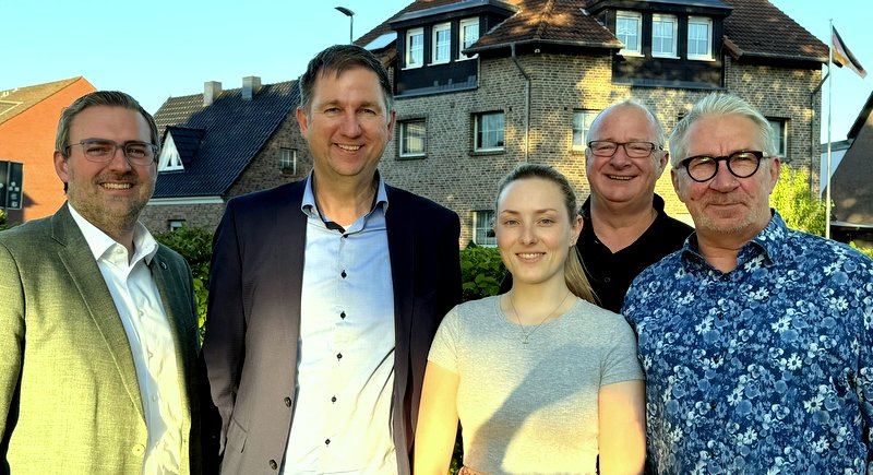 Erik Lierenfeld mit dem neuen geschäftsführenden ADJ-Vorstand David Nagel, Lena Voss, Kai Weber und Andreas Aretz (von links)