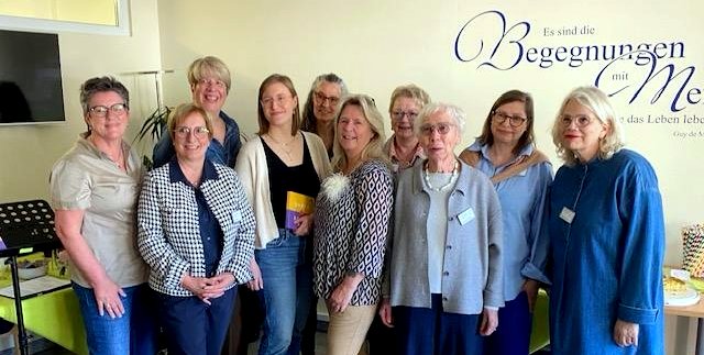 Mitglieder des Vorstands und die Koordinatorinnen der Hospizbewegung Dormagen gemeinsam mit dem Quartett „Damenwahl“ beim Tag der offenen Tür
