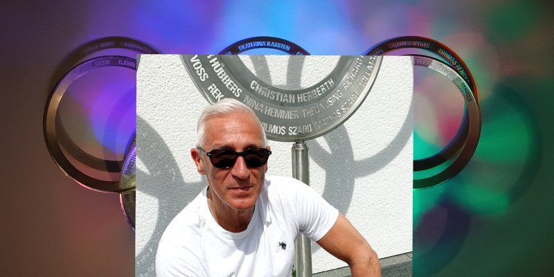 Christian Herberth vor dem Dormagener Olympia-Denkmal