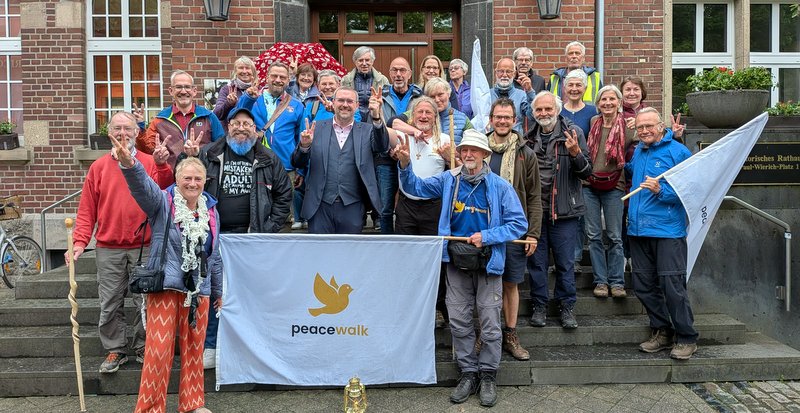Ein Gruppenfoto auf den Stufen des Historischen Rathauses