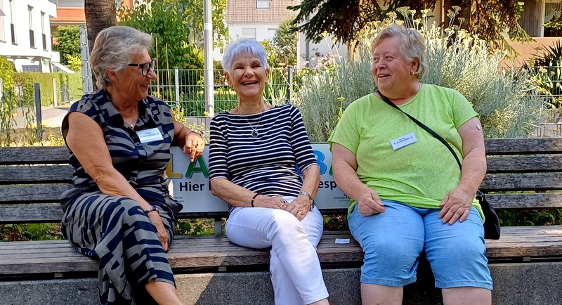 Für die Plauderbänke in Dormagen werden weitere Ehrenamtler gesucht, die Freude am Gespräch haben