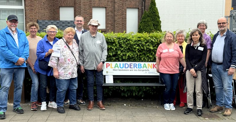 Auf der Bank soll künftig geplaudert werden, hoffen Detlef Richter, Monika Brockers, Birgit Brill, Petra Agathos, Erik Lierenfeld, Frank Elias-Haut, Ingrid Elias, Christa Wiesner, Katja Kolb, Barbara Funda und Claus Radke (von links)