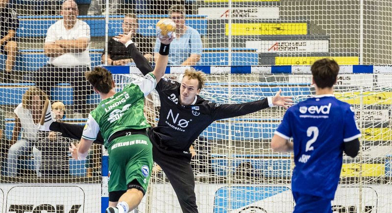 TSV-Torwart Christian Simonsen wehrte acht Bälle ab, unter anderem einen Siebenmeter gegen den mit zehn Toren erfolgreichsten Eisenacher Felix Aellen (links)