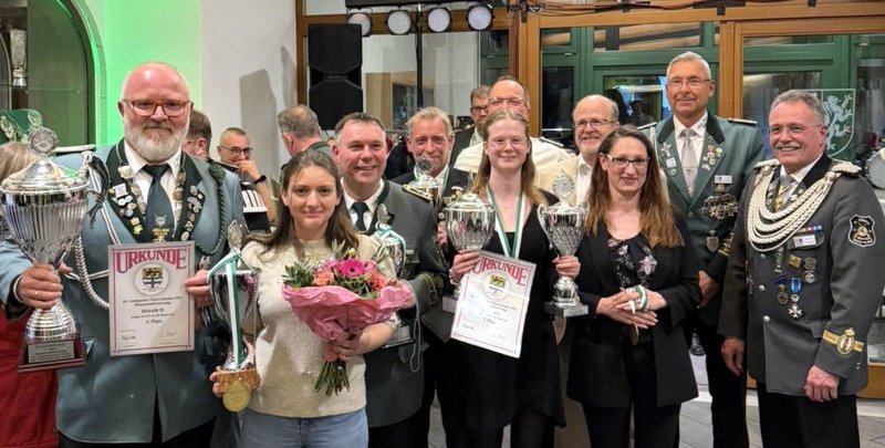 Die besten Schützen und Schützinnen freuten sich mit dem Stadtverband bei der Siegerehrung