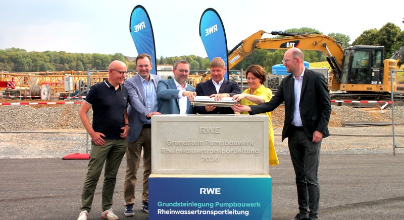 Bei der Grundsteinlegung, von links:  Gesamtprojektleiter Karsten Waschke (RWE Power), Markus Kosma (Leiter Entwicklung Braunkohle, RWE Power), Erik Lierenfeld, Thomas Körber, Katharina Reinhold und Hendrik Stemann (Projektleiter, RWE Power)