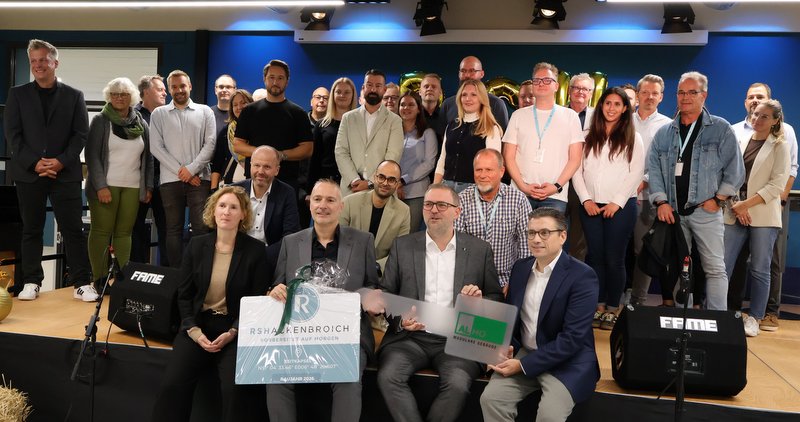 Dormagen: Zum Abschluss der Eröffnungsfeier stellten sich viele der mit dem Schulbau Beschäftigten für ein Gruppenfoto auf die Bühne