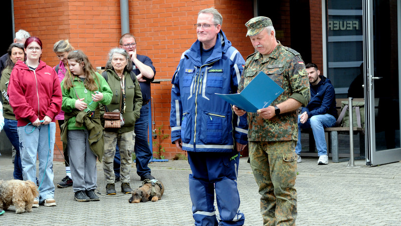 Der RK-Vorsitzende und Leiter der Veranstaltung Erik Heinen ehrte den Grevenbroicher Jürgen Diekmann
