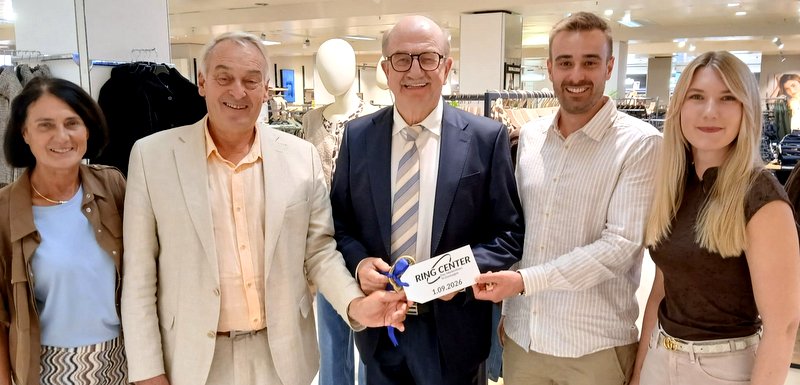 Dormagen: Wechsel im RING, Hans Dieter Lehnhoff in der Mitte neben von links: Rosemarie, Hans-Hermann, Sebastian und Hannah Radermacher