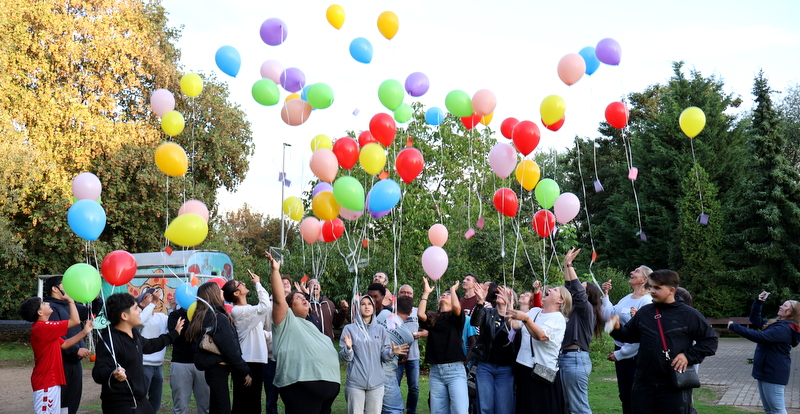 Dormagen: Zum Finale des Abends stiegen die Luftballons auf