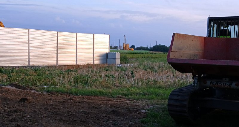 Die Wände sollen zum Lärm- und Sichtschutz beitragen