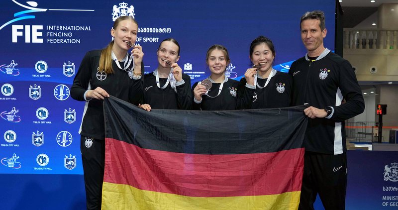 Das deutsche Damensäbel-Team mit Trainer Gergely Bokor