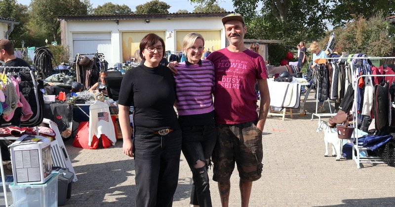 Jessica Liedmeier organisierte mit ihrem Mann Fabian und Mitarbeiterin Frauke Soodt (links) den Flohmarkt 