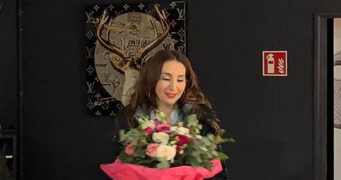 Beim informellen Treff erhielt Anissa Saysay einen Blumenstrauß