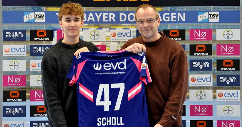 Paul Scholl kam auch in Ferndorf zum Einsatz. Der Linksaußen (hier mit TSV-Geschäftsführer Björn Barthel) unterschrieb beim TSV seinen ersten Profivertrag und löst Luis Pauli ab, der sich auf seine berufliche Karriere konzentrieren will