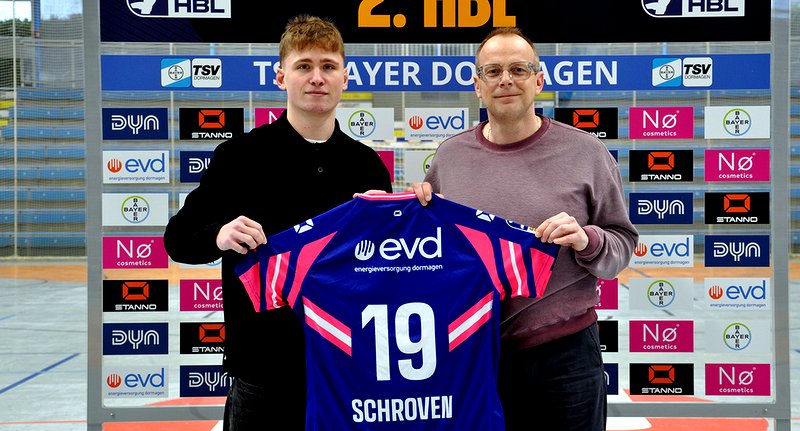 Finn Schroven und Björn Barthel nach der Vertragsverlängerung 
