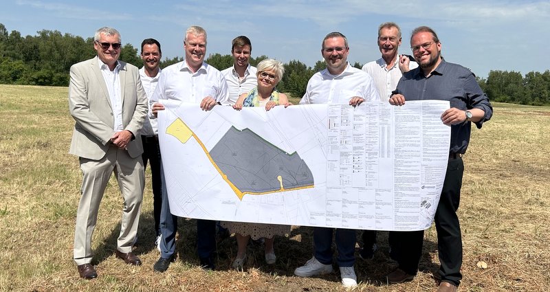 Dormagen: Dr. Martin Brans, Stadtplaner Christian Hein, Erik Schöddert (RWE), Sven Medzech, Abteilungsleitung Stadtplanung, Anne-Greth Luczak (RWE), Erik Lierenfeld, Robert Ullrich (Amtsleiter) und Gregor Küpper (Dezernent Rhein-Kreis)