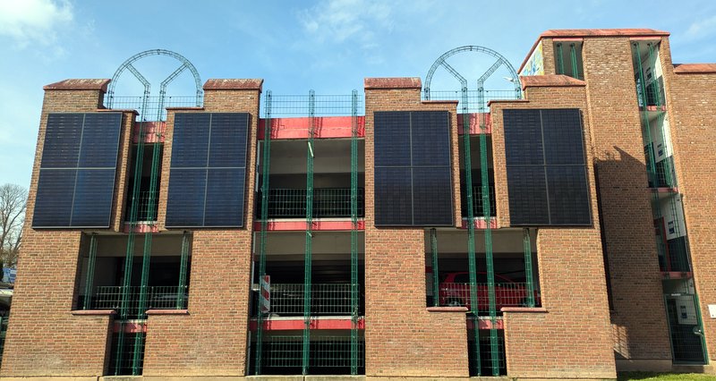 Die neue Flächenanlage am Parkhaus Nettergasse erzeugt pro Jahr voraussichtlich etwa 12.000 Kilowattstunden Strom